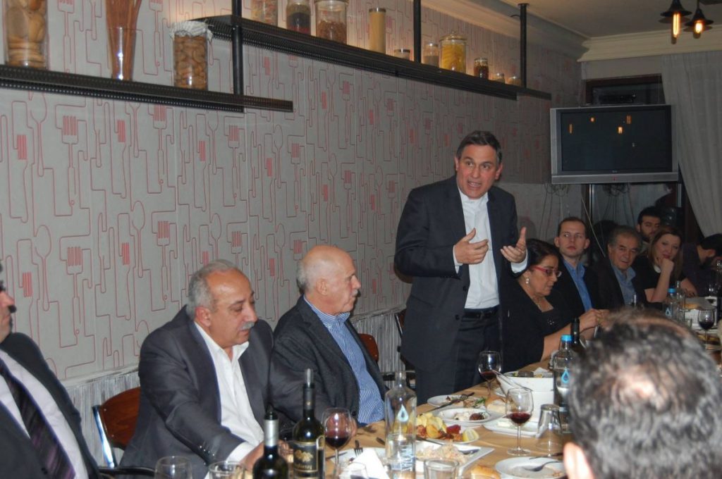 Γλέντησε στην Ελασσόνα το επιτελείο Παπανδρέου (ΦΩΤΟ)