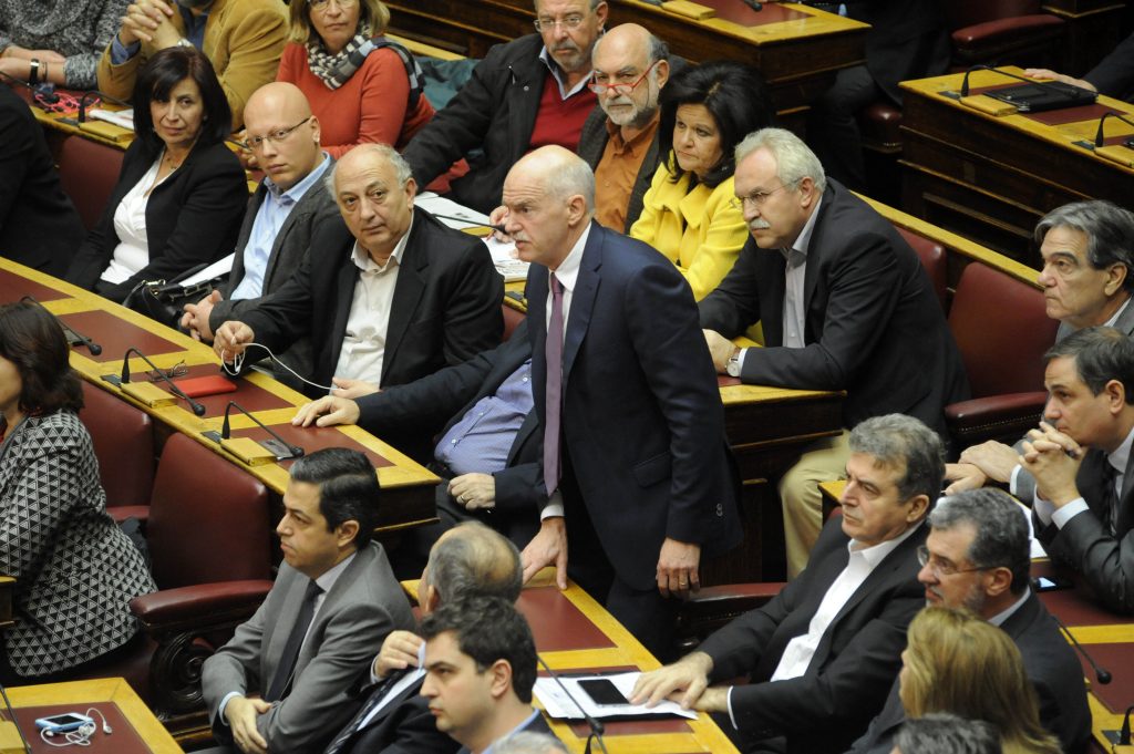 Έξι βουλευτές του ΠΑΣΟΚ προσπαθούν να πείσουν τον Γιώργο Παπανδρέου