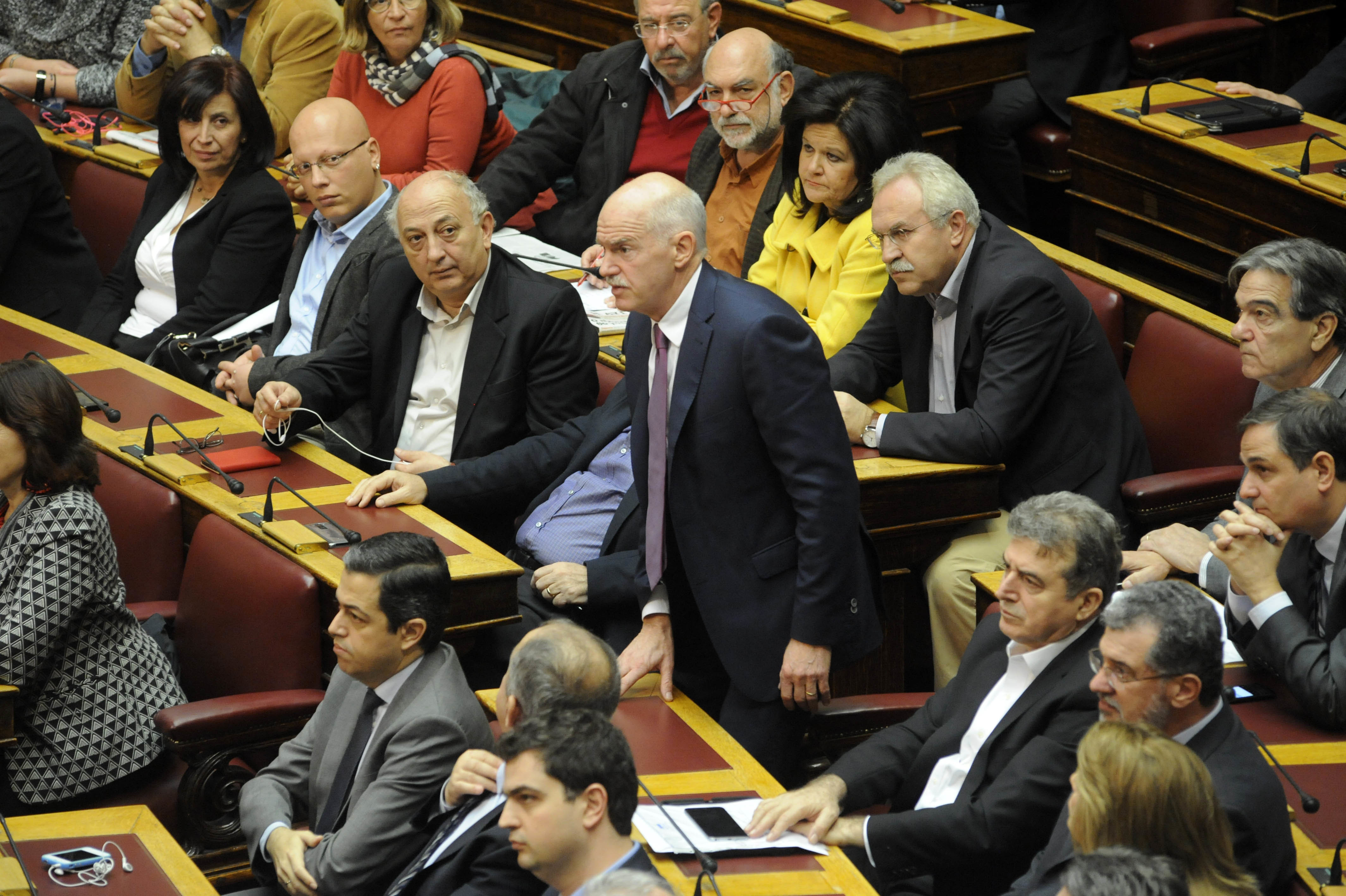 Έξι βουλευτές του ΠΑΣΟΚ προσπαθούν να πείσουν τον Γιώργο Παπανδρέου