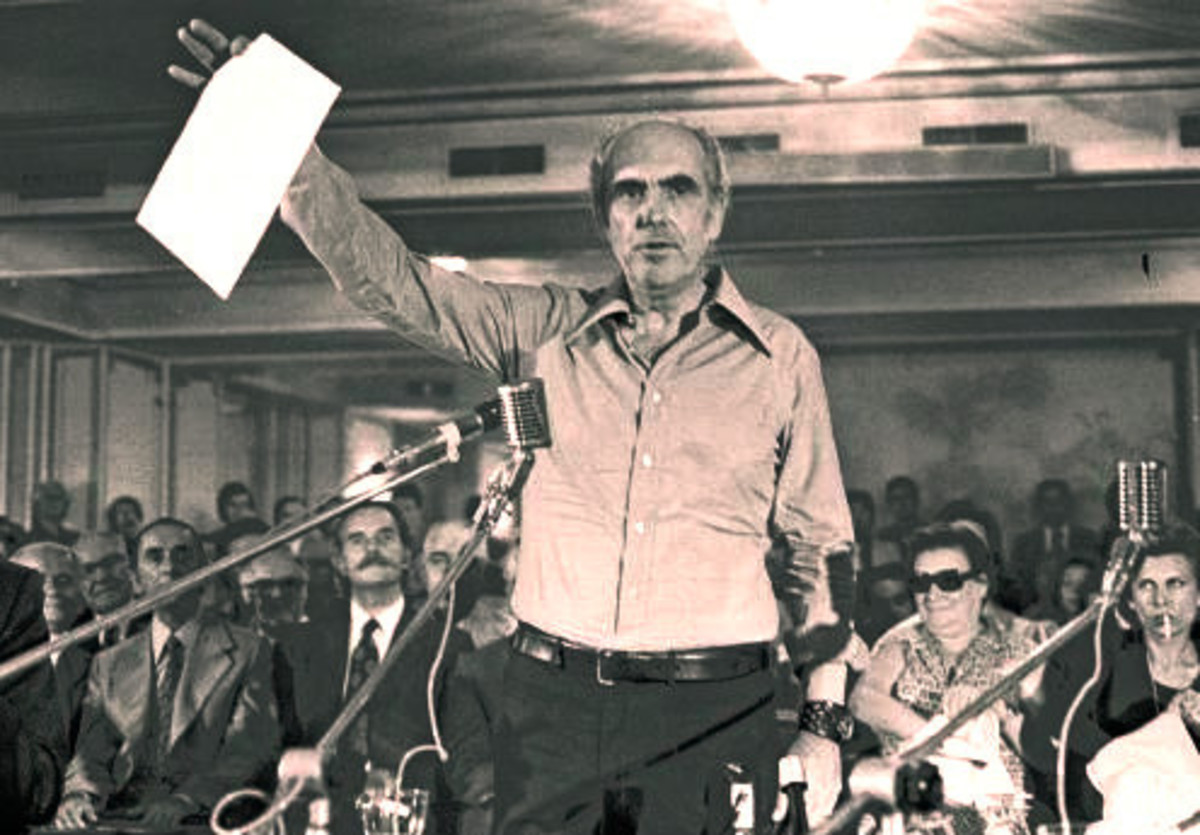 Όταν ο Αντρέας Παπανδρέου απειλούσε ότι θα γίνει ραδιοπειρατής και άλλες ιστορίες