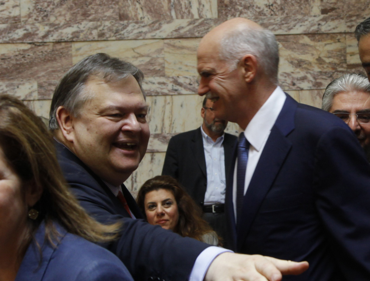 Παπανδρέου προς Βενιζέλο: “Πολιτικά ουσιαστική η συμμετοχή μας στην κυβέρνηση”