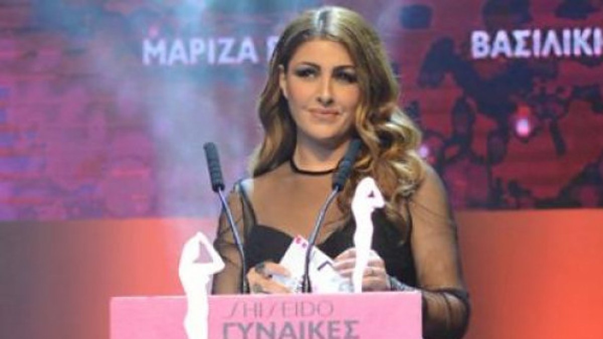 Έλενα Παπαρίζου: Ταξίδεψε στην Κύπρο και εντυπωσίασε με την εμφάνισή της στα βραβεία Madame Figaro!