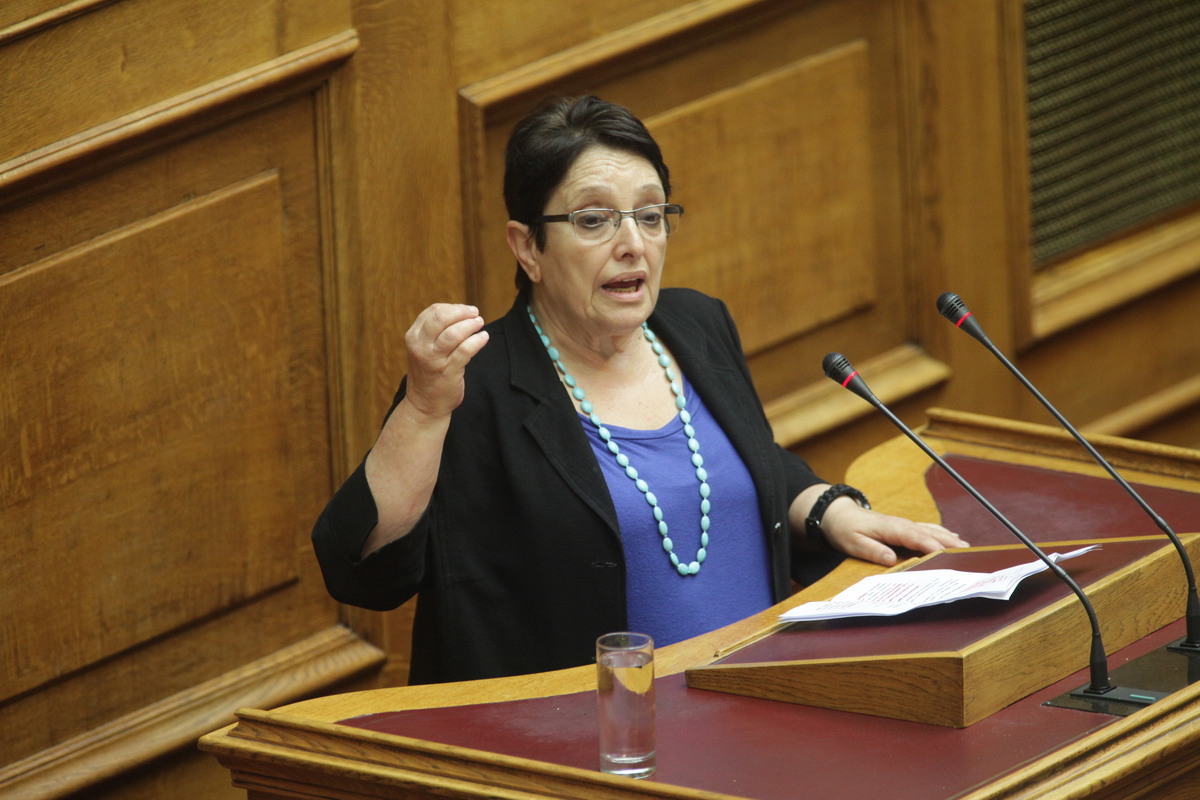 Ζεσταίνει το κλίμα η Παπαρήγα: «Δεν σας ευχόμαστε καλή επιτυχία» – Το βράδυ η μεγάλη μάχη στη Βουλή
