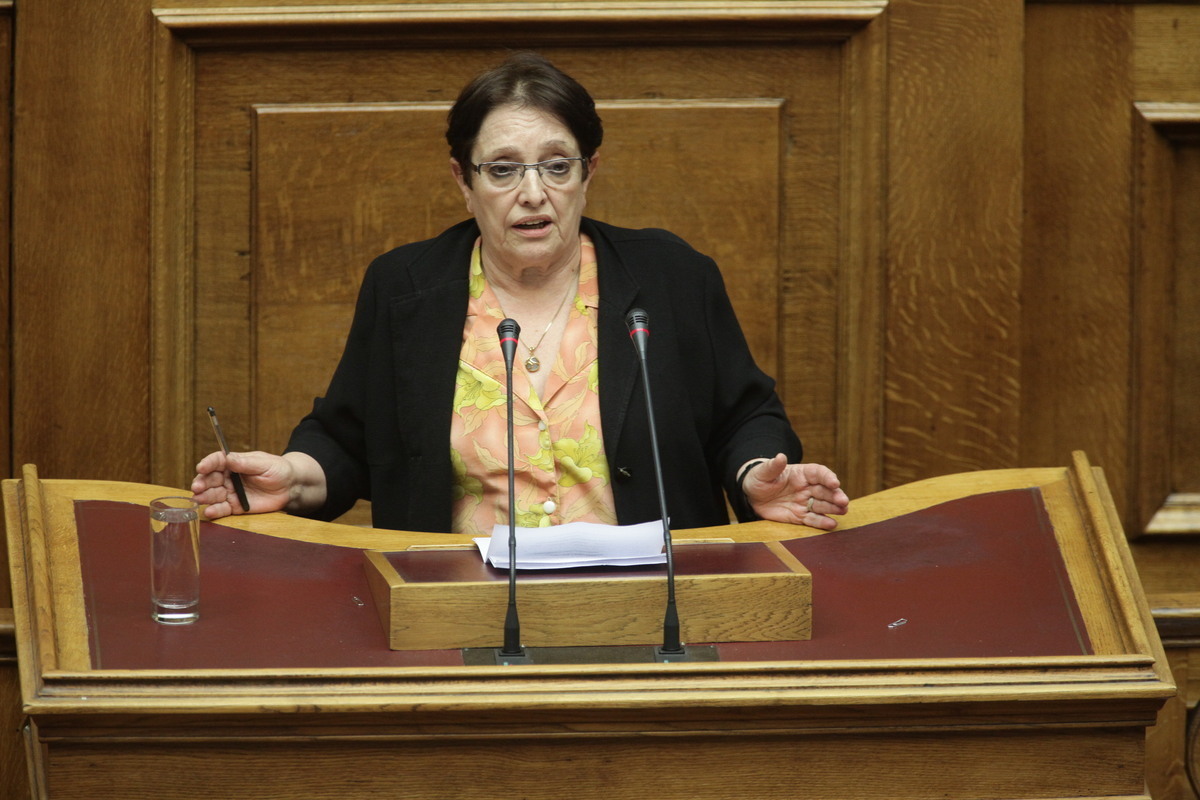 Παπαρήγα στη Βουλή: Εφηβικές ονειρώξεις τα όσα λέει ο ΣΥΡΙΖΑ