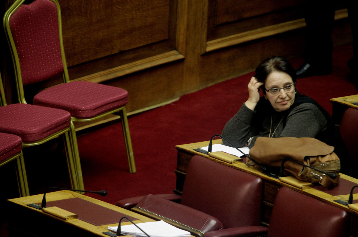 H Αλέκα Παπαρήγα στην πορεία του ΠΑΜΕ με το εγγονάκι της – ΦΩΤΟ