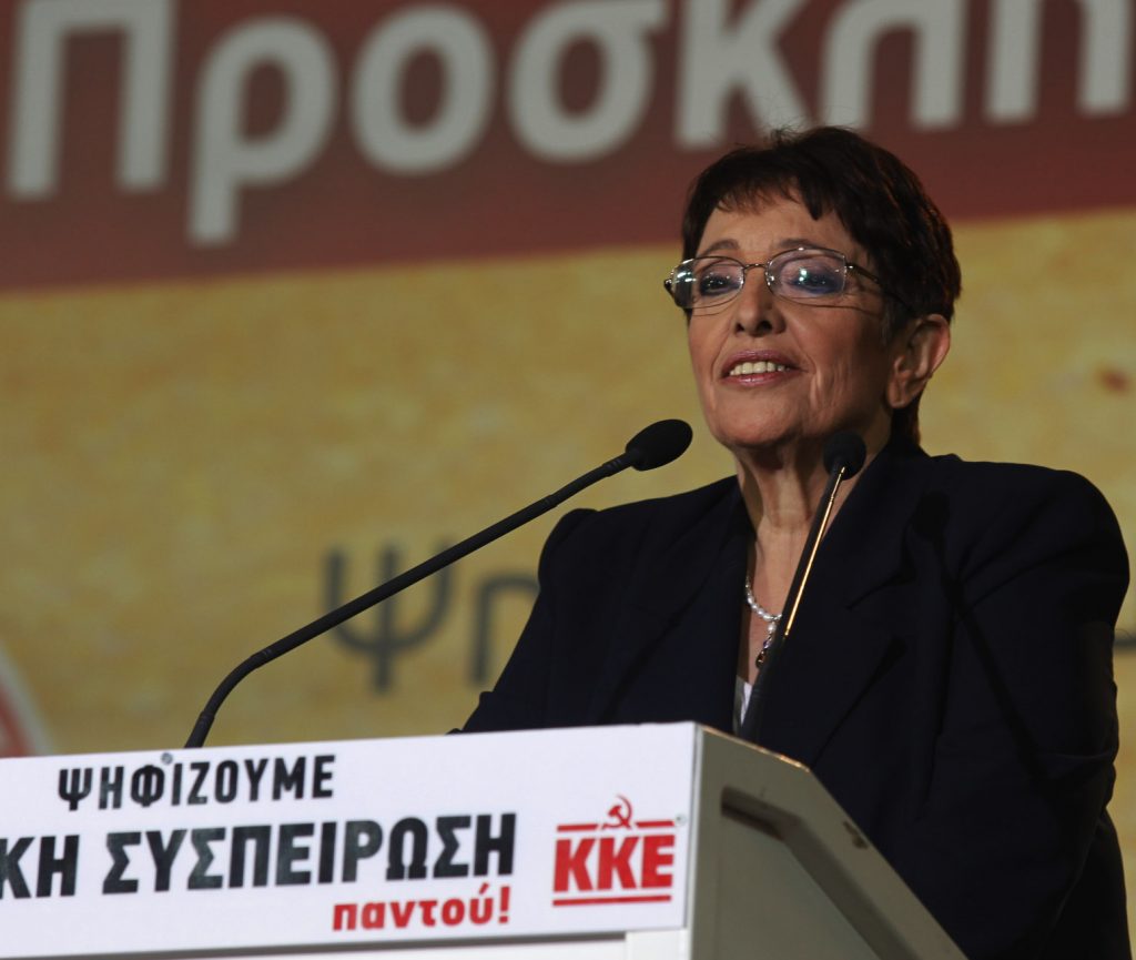 Α. Παπαρήγα: “Τρίβουν τα χέρια τους με τα πακετάκια”