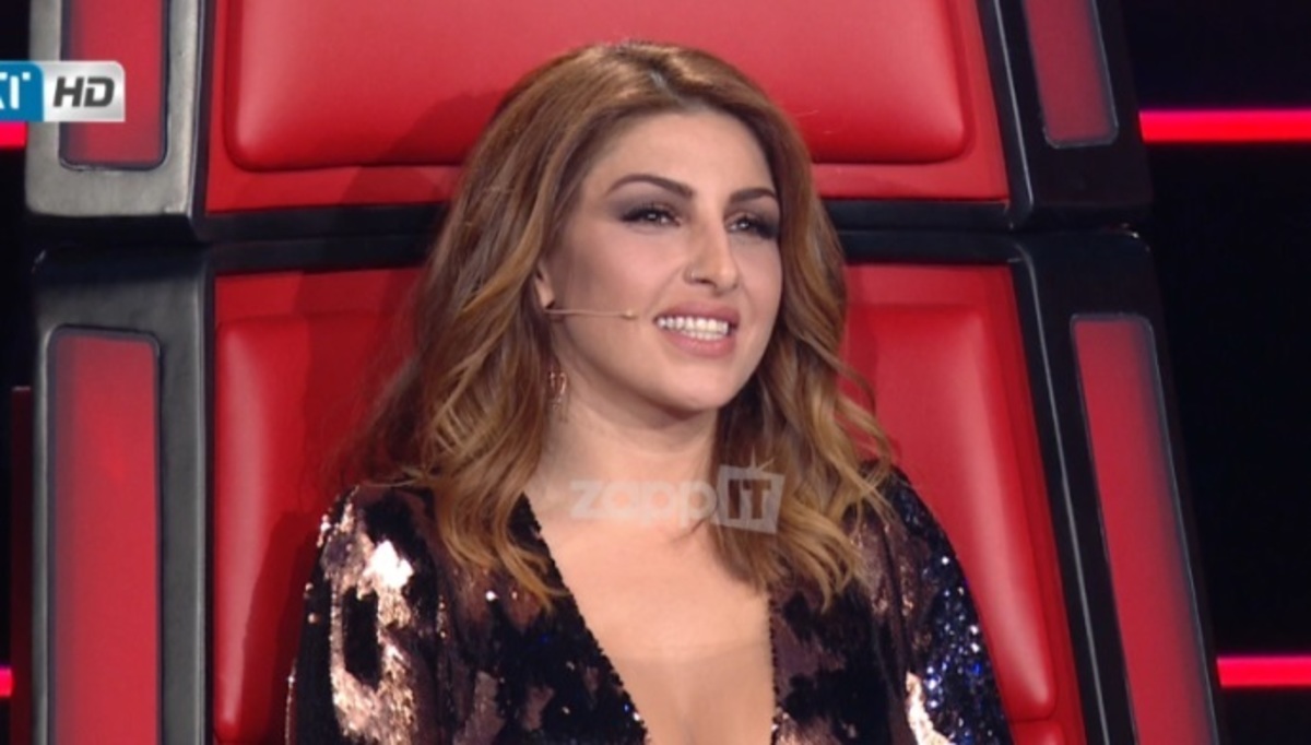 Με αβυσσαλέο ντεκολτέ στον ημιτελικό του Voice η Έλενα Παπαρίζου! [vid]