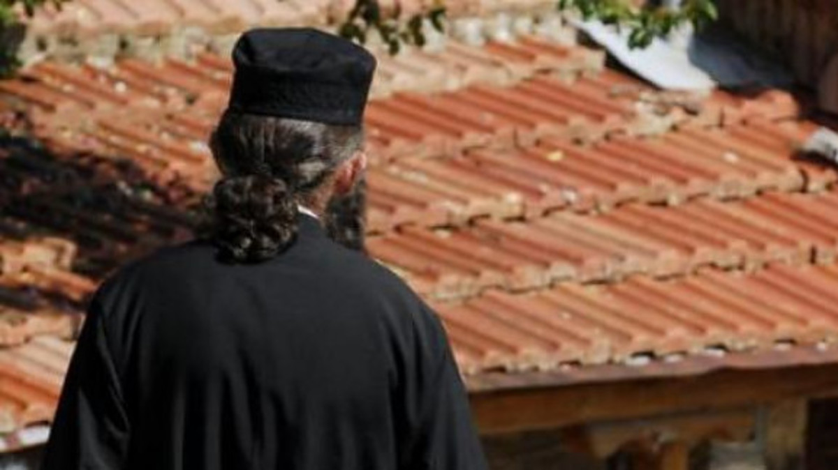 Δεσπότης «τσάκωσε» ιερέα στην ερωτική φωλιά του