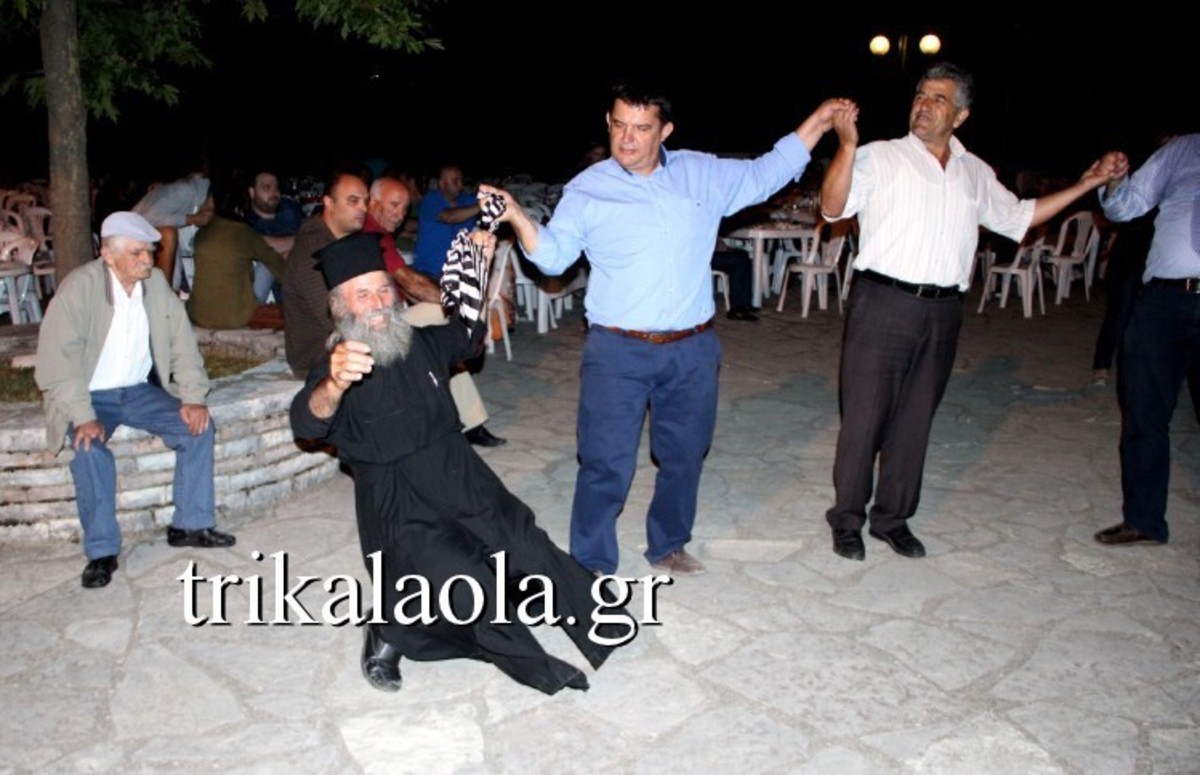 Παπάς – στιχουργός στα Τρίκαλα χορεύει με τα τραγούδια του και… ξεσηκώνει [vid]