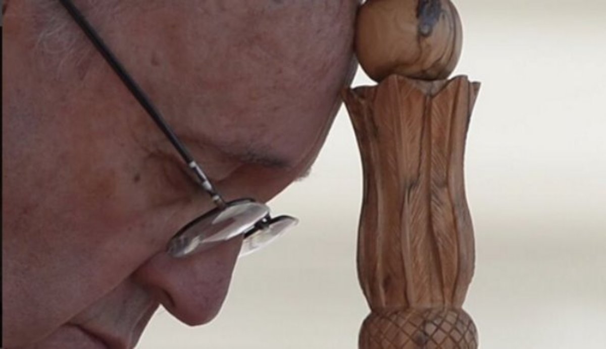 Η άτυχη στιγμή του Πάπα Φραγκίσκου- Σκόνταψε και έπεσε στο έδαφος την ώρα Λειτουργίας [vid]