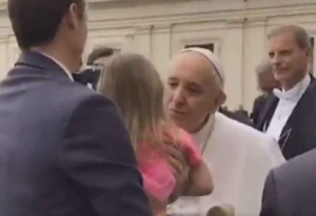 Θεϊκό βίντεο: Πιτσιρίκα ξεγέλασε τον Πάπα με ένα φιλί! Του άρπαξε το καπέλο