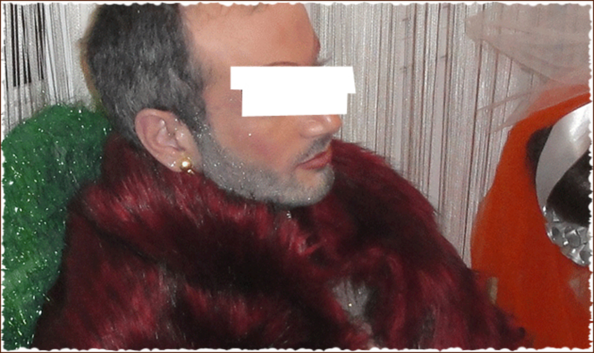 O κληρικός που πόζαρε με γούνες, στρας και σκουλαρίκια αποκαλύπτει την αλήθεια! Τι λέει η εκκλησία