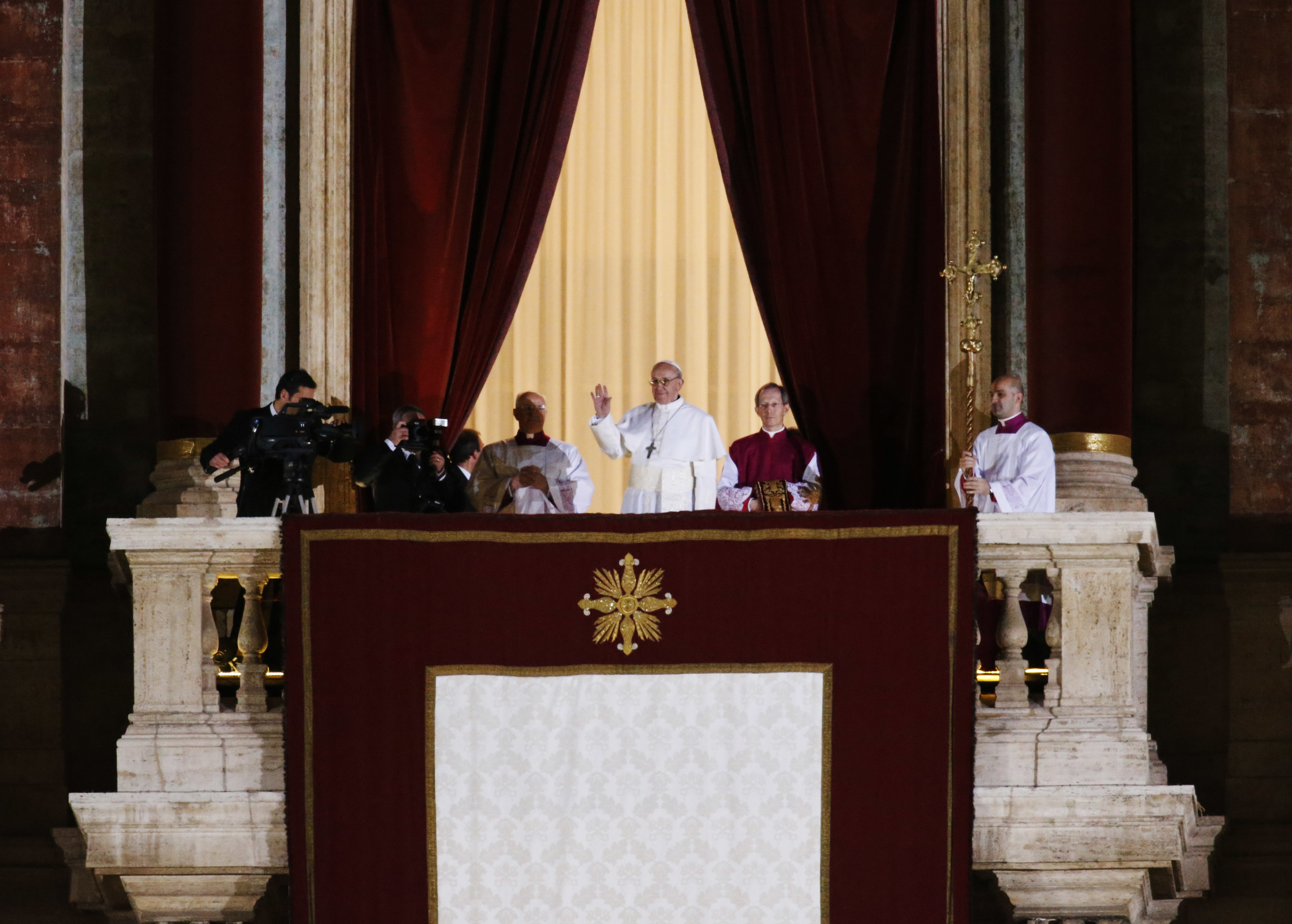 Ο νέος Πάπας αρνείται να χρησιμοποιεί την παπική λιμουζίνα