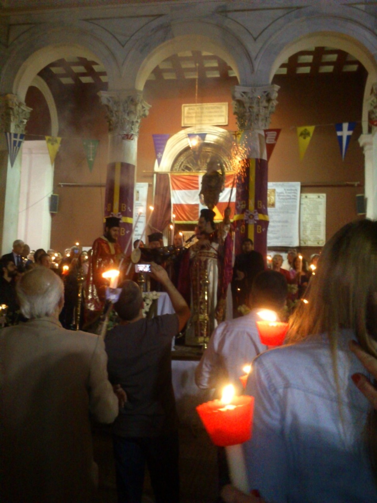 Ιερέας πετούσε βεγγαλικά στον Πειραιά την ώρα που έλεγε το Χριστός Ανέστη! – ΦΩΤΟ ΚΑΙ ΒΙΝΤΕΟ