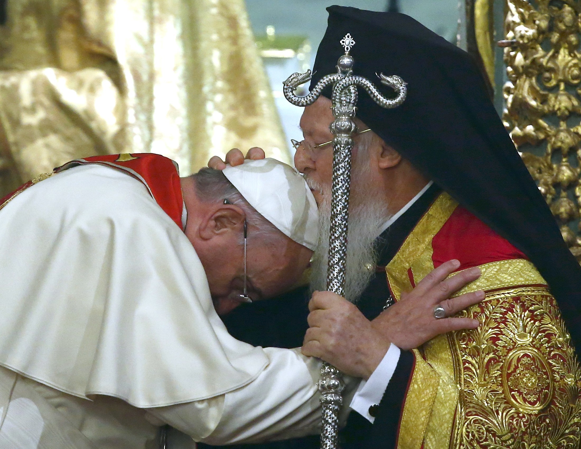 Το ιστορικό φιλί του Οικουμενικού Πατριάρχη στον Ποντίφικα – ΦΩΤΟ