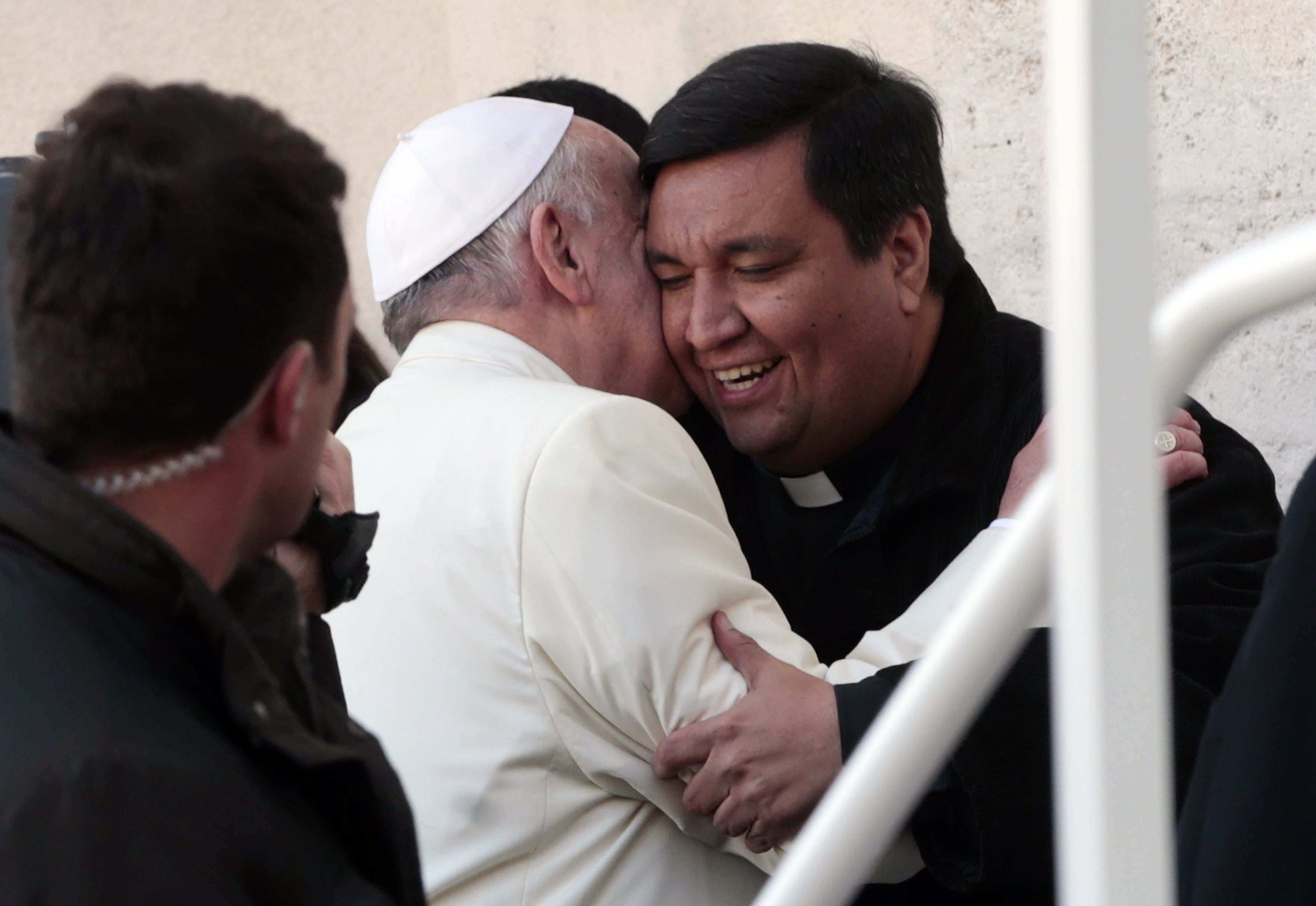 Ο Πάπας πήρε… βόλτα με το popemobile έναν φίλο του! (ΦΩΤΟ)