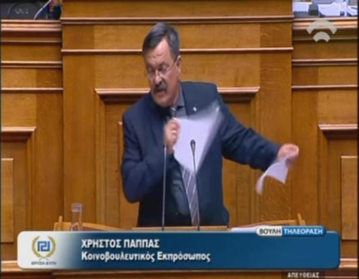 Παραληρηματικό σόου Χρήστου Παππά – Έσκισε το νομοσχέδιο για την ιθαγένεια! (VIDEO)