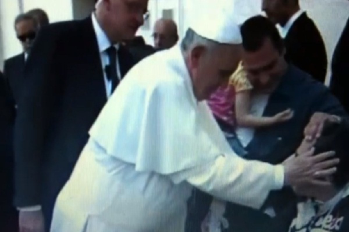 Η στιγμή που ο Πάπας κάνει “εξορκισμό’ (VIDEO)