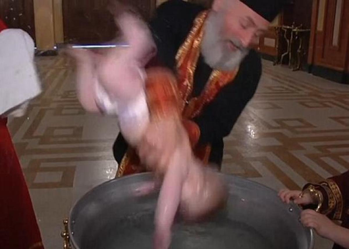 Σοκάρει το βίντεο με τον ορθόδοξο ιερέα να βυθίζει το μωρό με το κεφάλι στην κολυμπήθρα! [pics,vid]