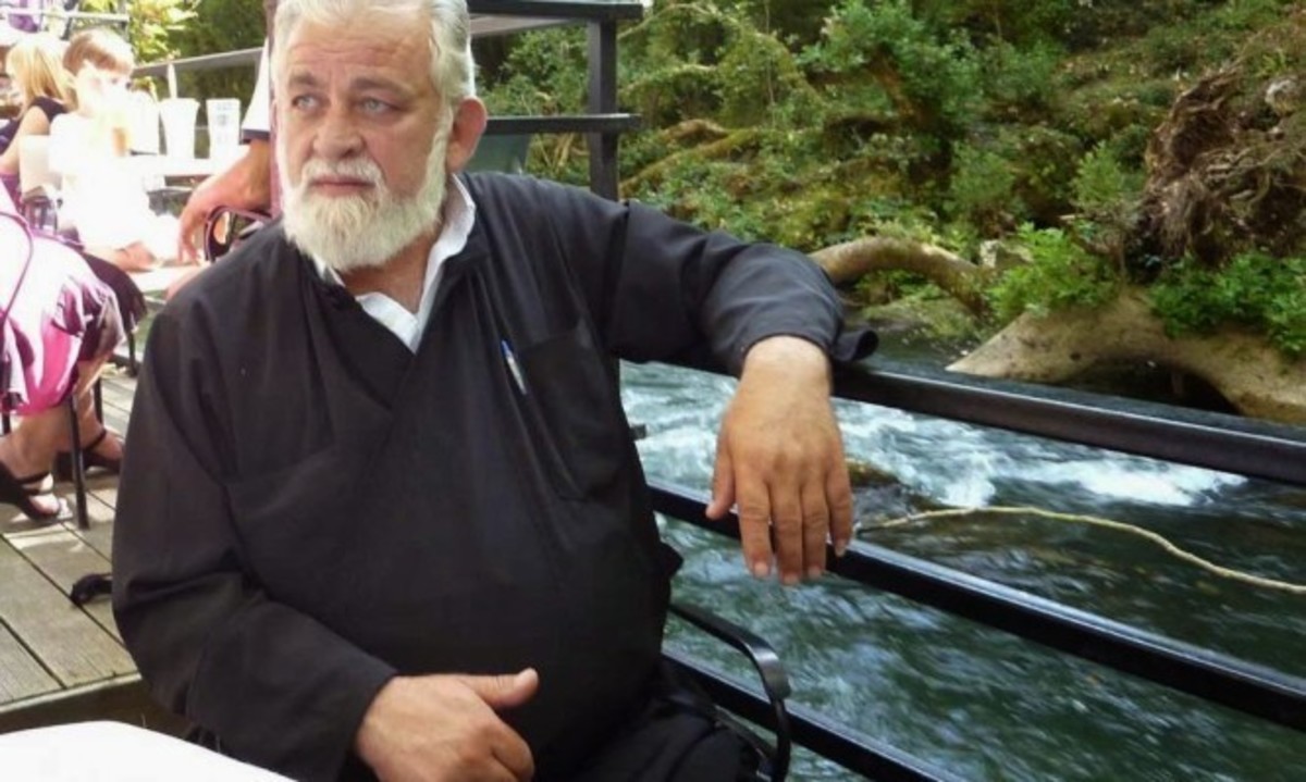 Ένας παπάς από τους Φιλιάτες διασώζει τη ντοπιολαλιά της Ηπείρου!