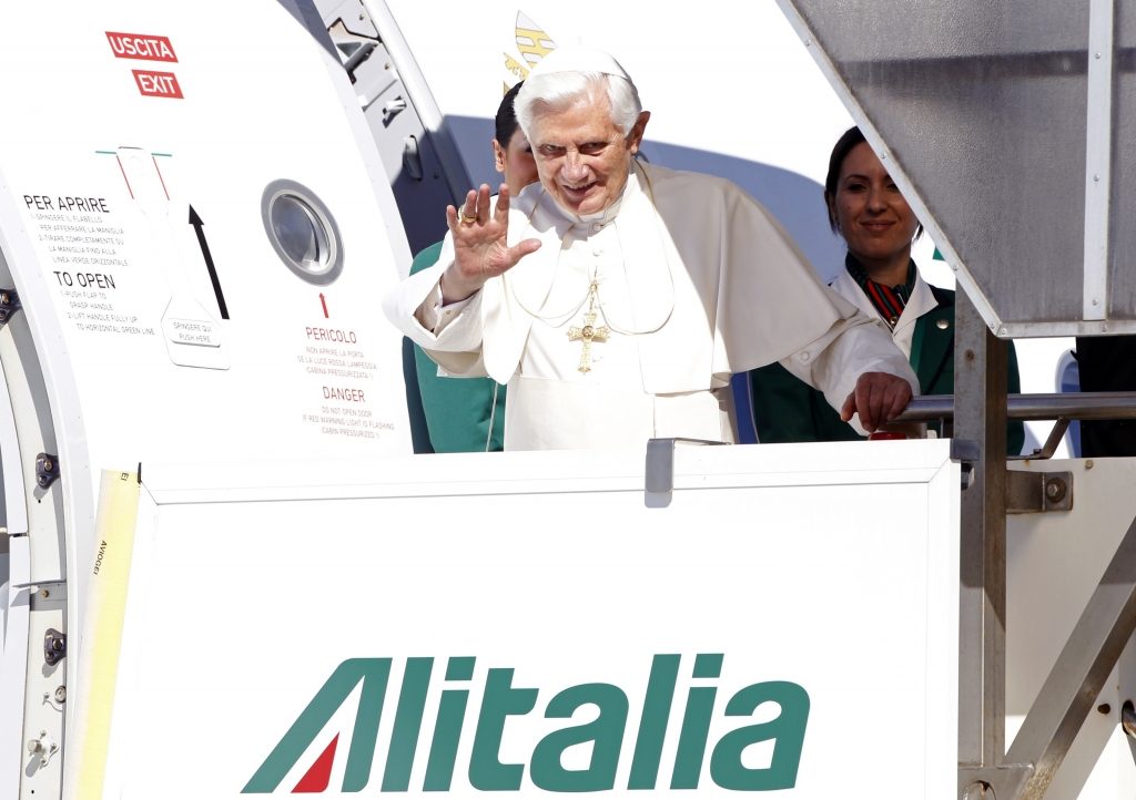 Ο Πάπας Βενέδικτος αναχωρεί από το αεροδρόμιο Φιουμιντσίνο της Ρώμης για την Κύπρο ΦΩΤΟ REUTERS