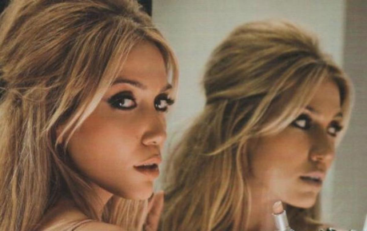 H Έλενα Παπαβασιλείου ποζάρει στο φακό του κινητού της  με μαγιό και ανεβάζει την θερμοκρασία στο twitter