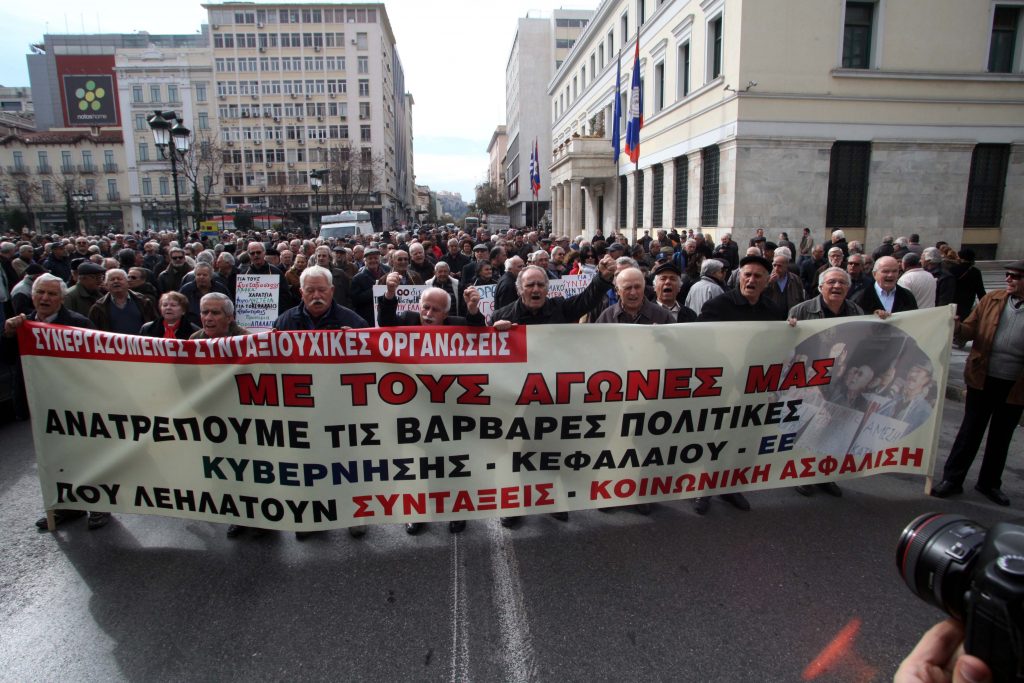 Από το… πεζοδρόμιο και με άδεια στο εξής οι πορείες! – Αλλάζουν ΟΛΑ