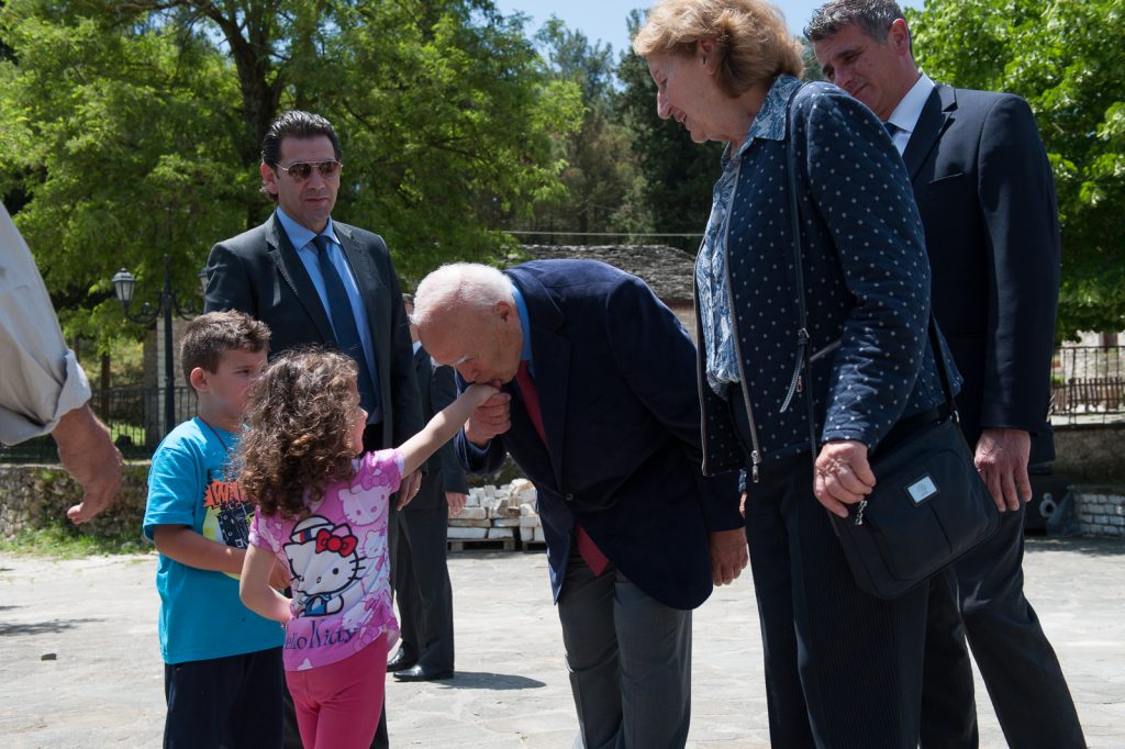 Εκλογές 2014: Η πιο γλυκειά υπόκλιση του Κάρολου Παπούλια