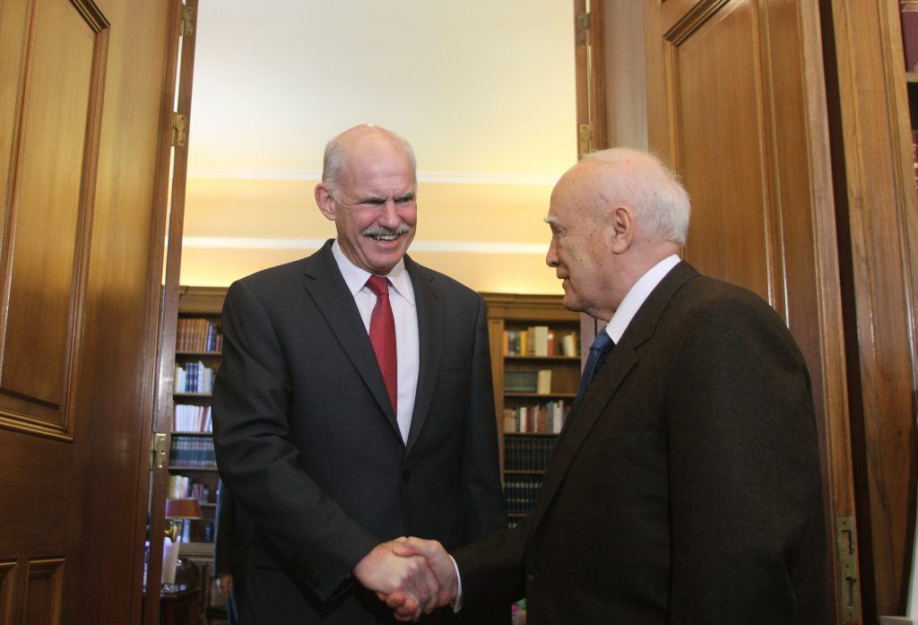 Έρχονται ραγδαίες εξελίξεις στο ΠΑΣΟΚ – Διαψεύδει ο Κ. Παπούλιας τα περί κατεπείγουσας συνάντησης με τον πρωθυπουργό