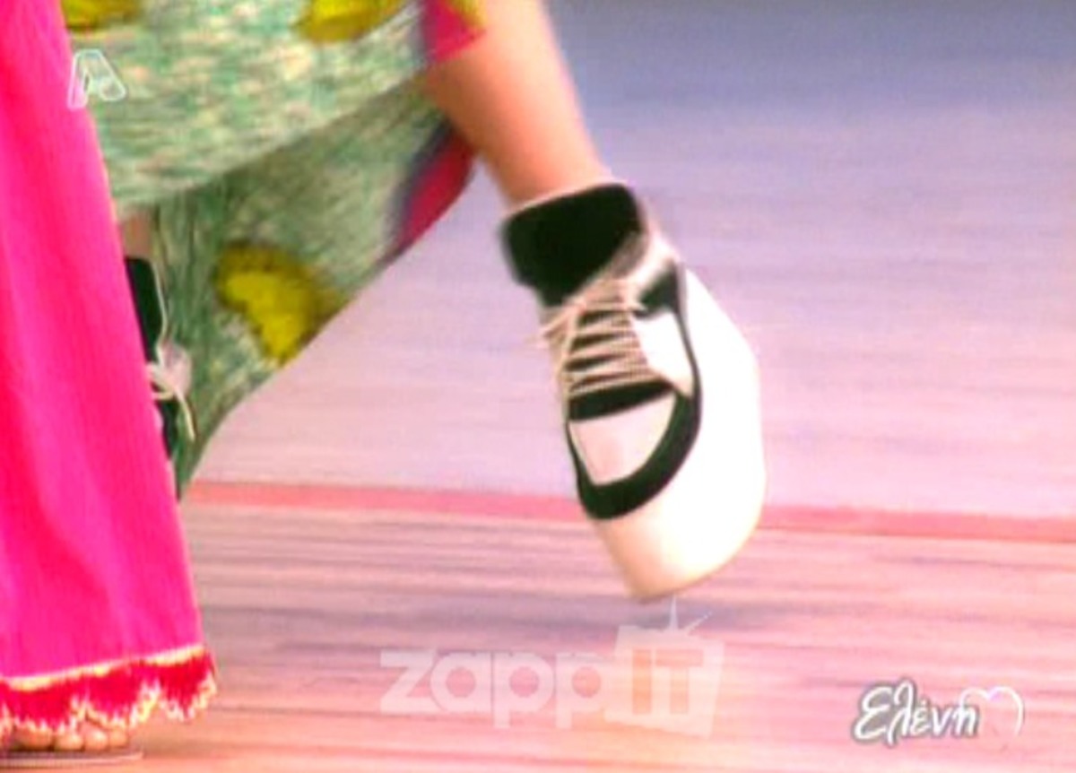 Ποια πήγε με αυτά τα παπούτσια στην Ελένη Μενεγάκη;