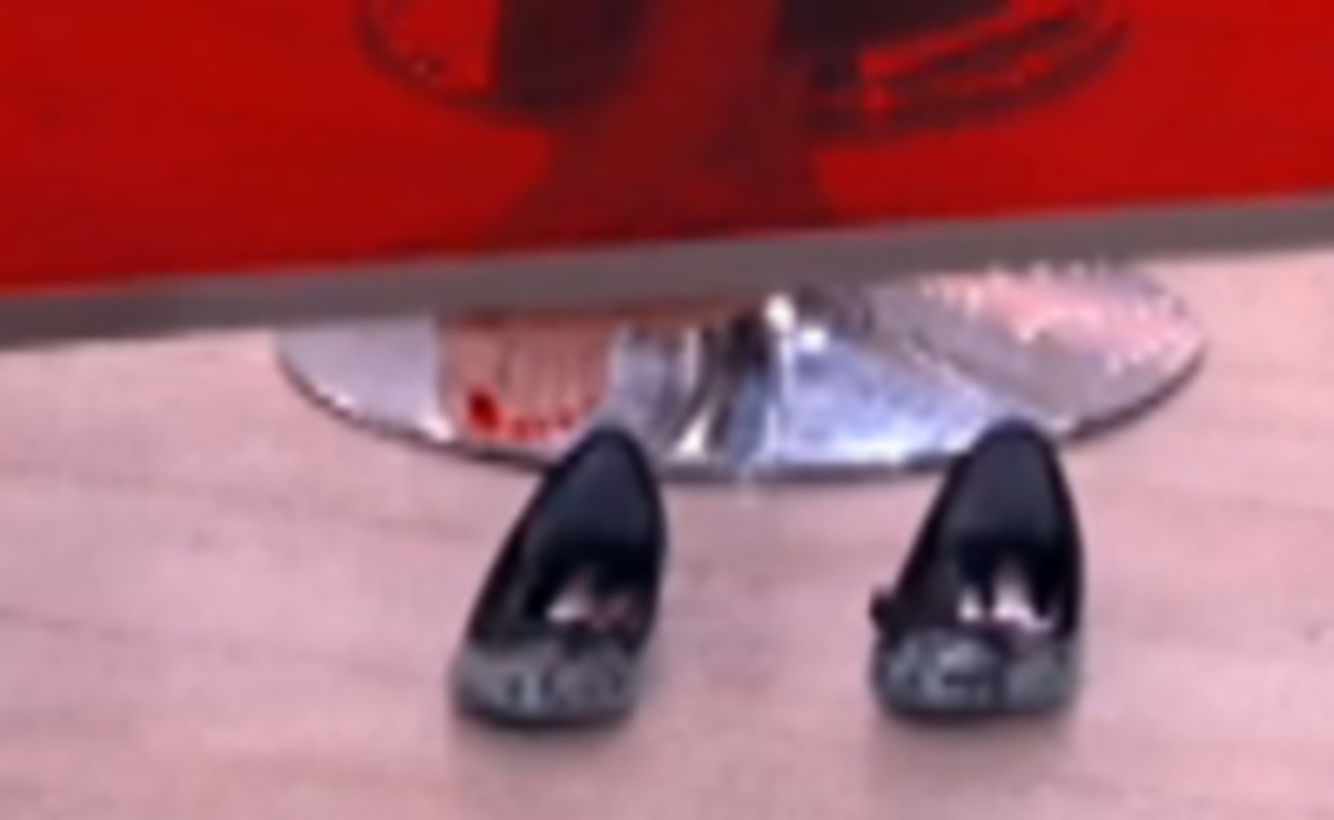 Ελληνίδα δημοσιογράφος είχε βγάλει τα παπούτσια της, ενώ παρουσίαζε!