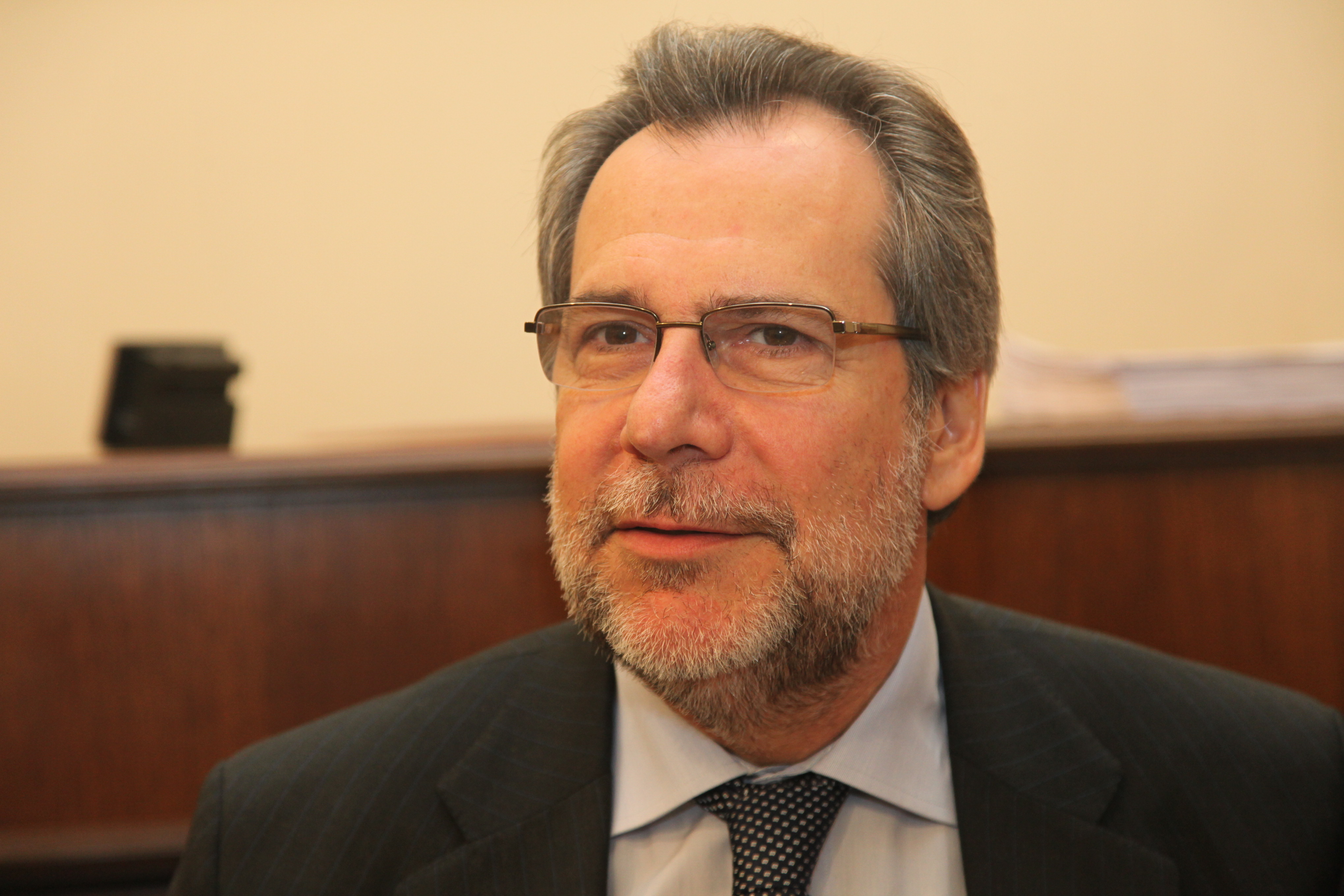 Οι αρχιερείς του κομματισμού και το κυνικό πολιτικό νταραβέρι