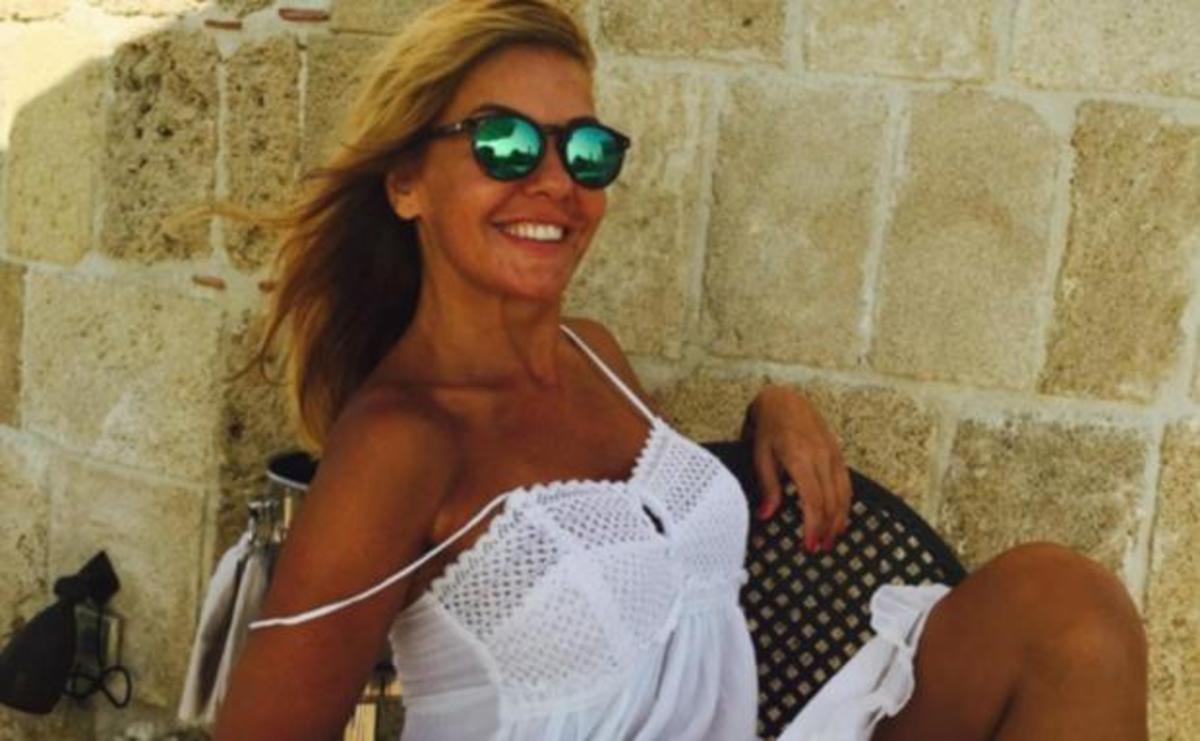 Η καυτή πόζα της Χριστίνας Παππά με μαγιό πάνω στο σκάφος