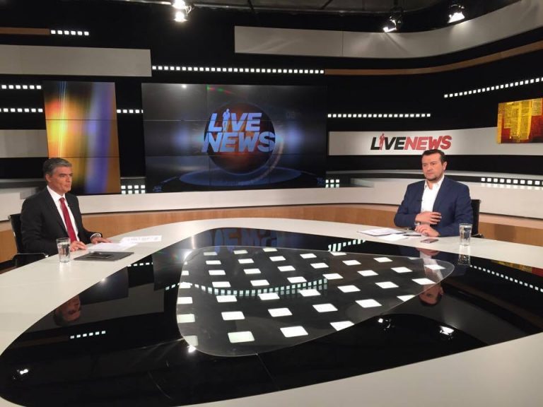 Ο Ν. Παππάς στο Live News: Η κυβέρνηση επιμένει στις 4 τηλεοπτικές άδειες – “Σεβόμαστε την απόφαση του ΣτΕ είτε μας αρέσει είτε όχι”