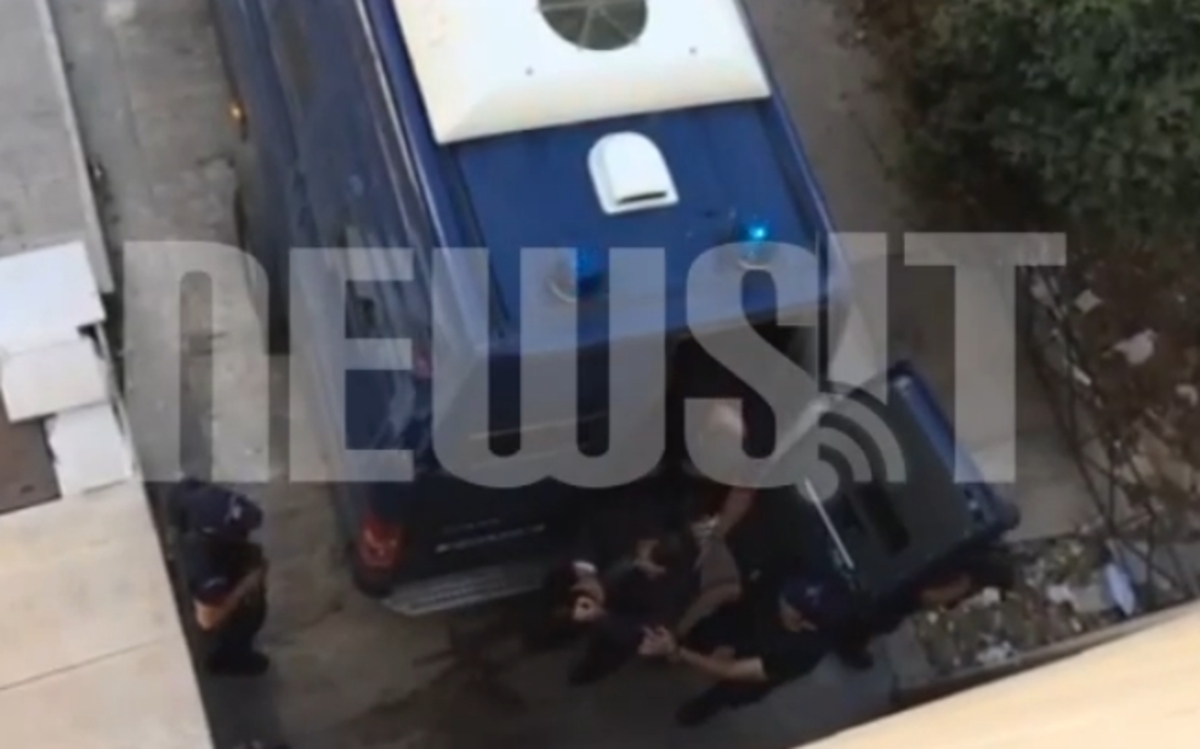 Χαιρετισμός Χρ.Παππά με χειροπέδες