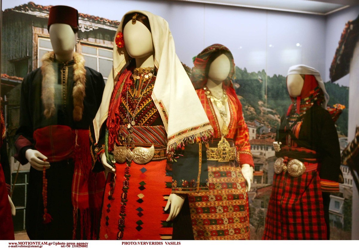 Δωρεά σπάνιας συλλογής ελληνικών παραδοσιακών στολών στο Μουσείο Λαϊκής Τέχνης