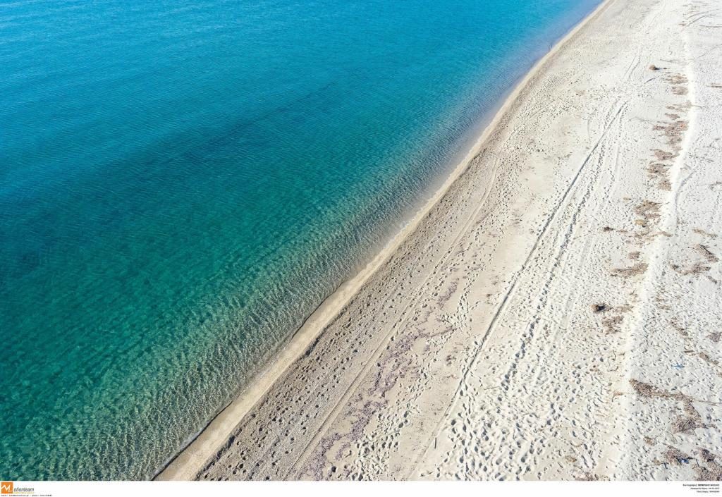 Η παραλία Αιγαιοπελαγίτικα στη Δυτική Κασσάνδρα - ΦΩΤΟ ΑΡΧΕΙΟΥ EUROKINISSI