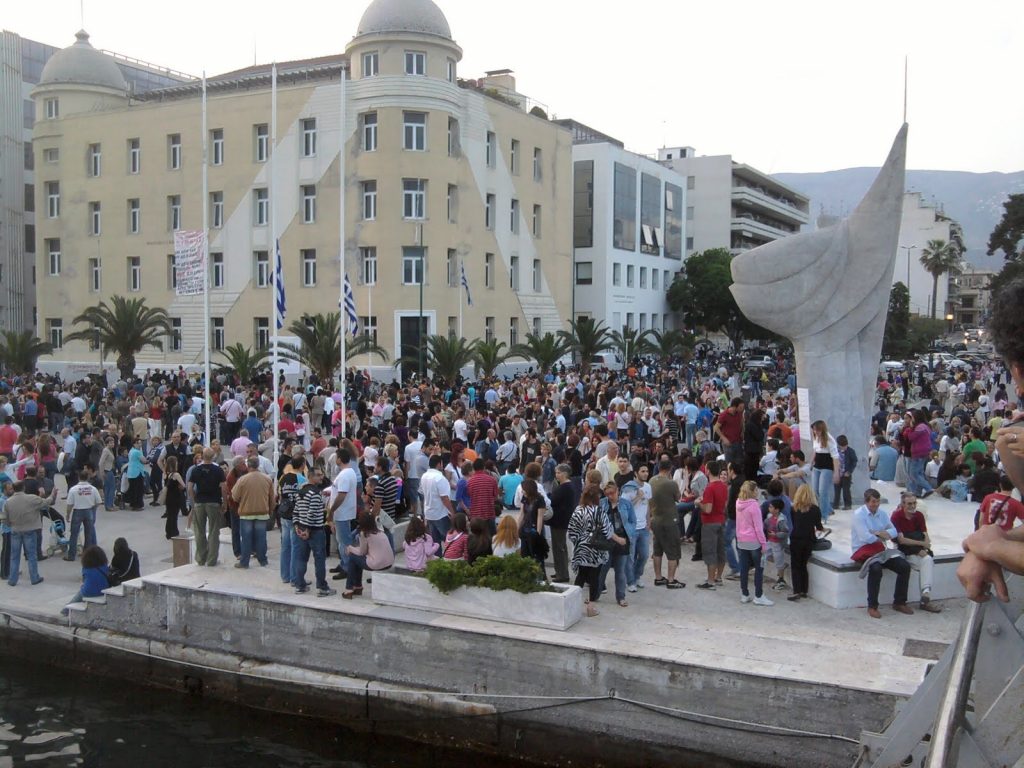 Πλήθος κόσμου στην παραλία του Βόλου