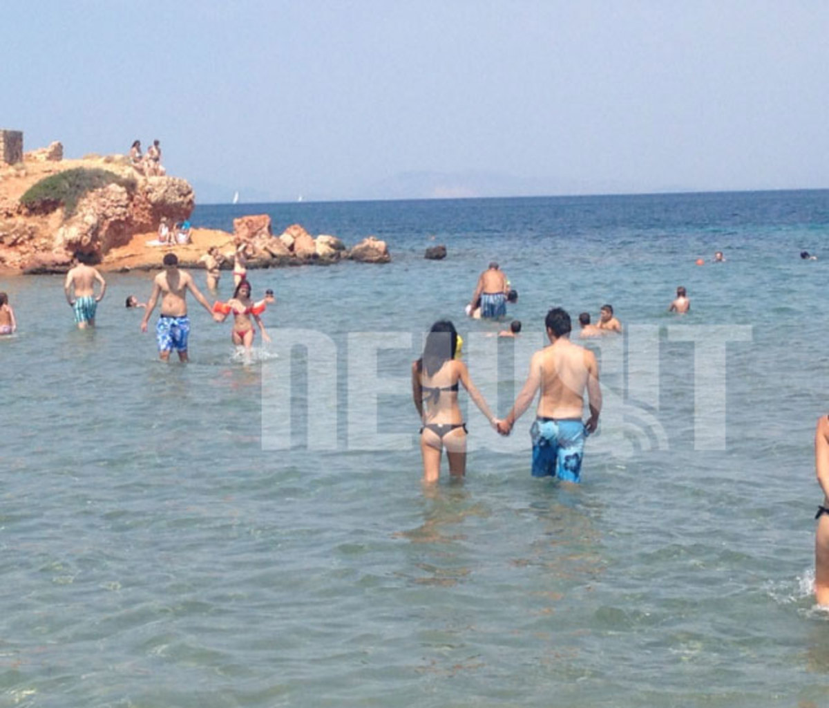 Χέρι χέρι στην παραλία! - ΦΩΤΟ NEWSIT