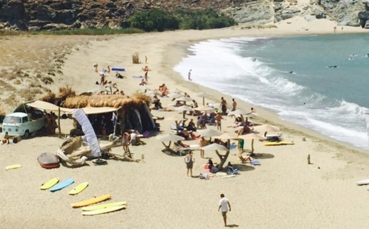 Πού βρίσκεται η μαγευτική παραλία που απολαμβάνουν ο Γιώργος Λιάγκας και η Φαίη Σκορδά;