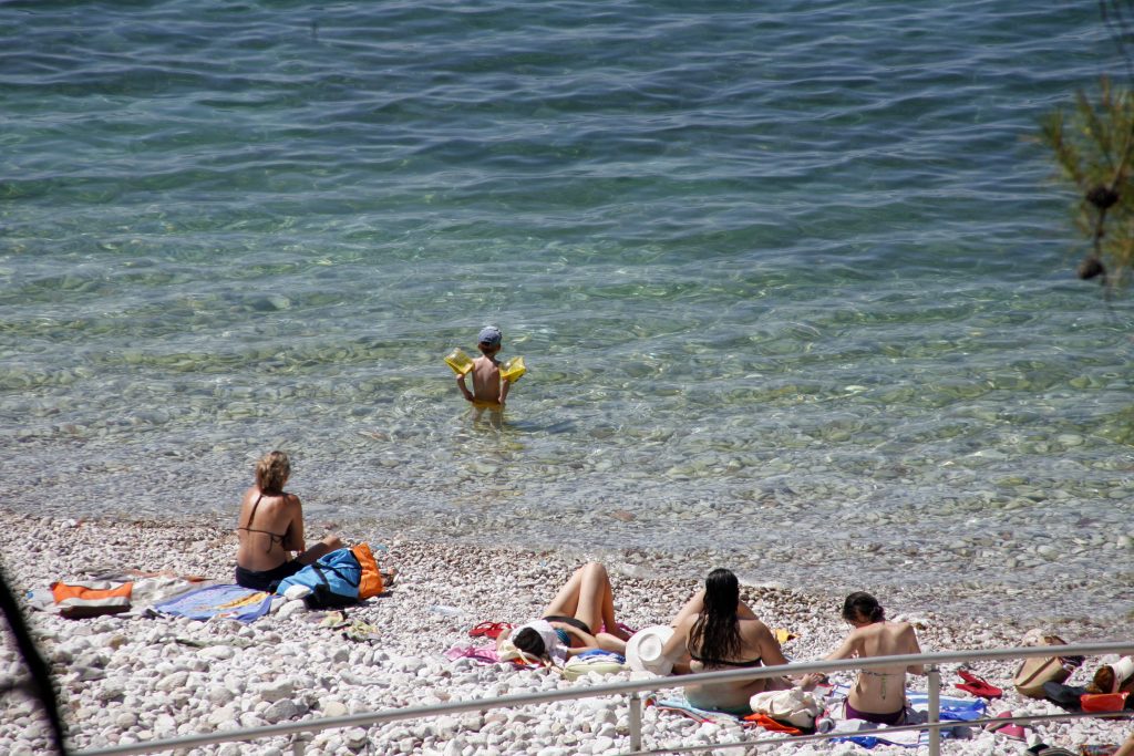 Τους έκλεβαν την ώρα που κολυμπούσαν