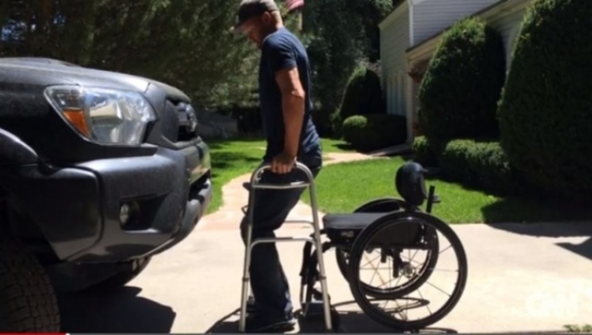 Απίστευτο: Παράλυτος στέκεται ξανά όρθιος χάρη σε “θαύμα” της τεχνολογίας και της ιατρικής (ΒΙΝΤΕΟ)