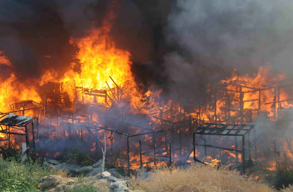 Έβαλε φωτιά για να κάψει την έγκυο γυναίκα του και τα 5 παιδιά τους!