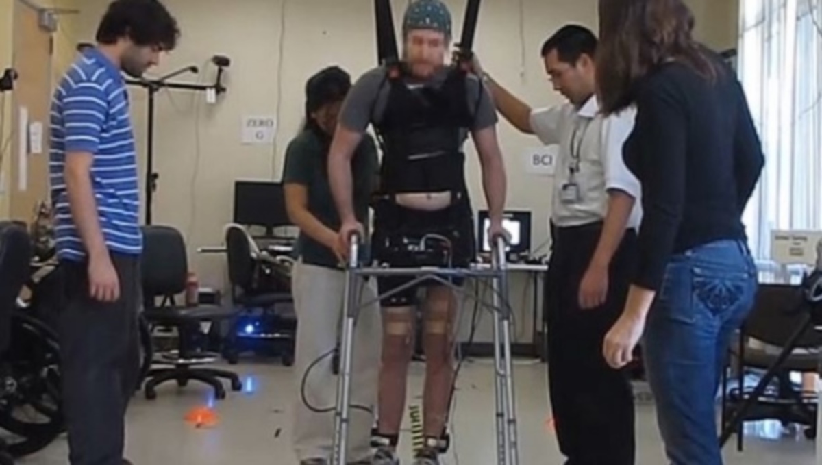 Ιστορικές εικόνες: Παραπληγικός περπάτησε χάρη σε τεχνολογικό “θαύμα” της ιατρικής (ΒΙΝΤΕΟ)