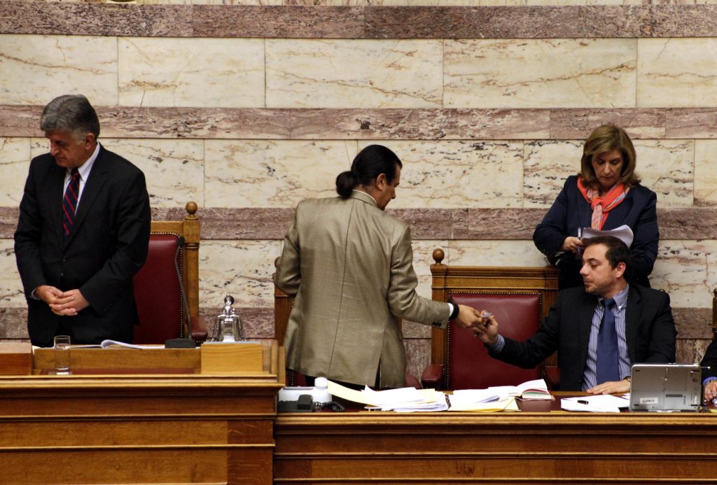 Φ. Παρασύρης: Καταγγέλλει προσπάθεια ανατροπής της κυβέρνησης – Κάνει λόγο για συμμορίες