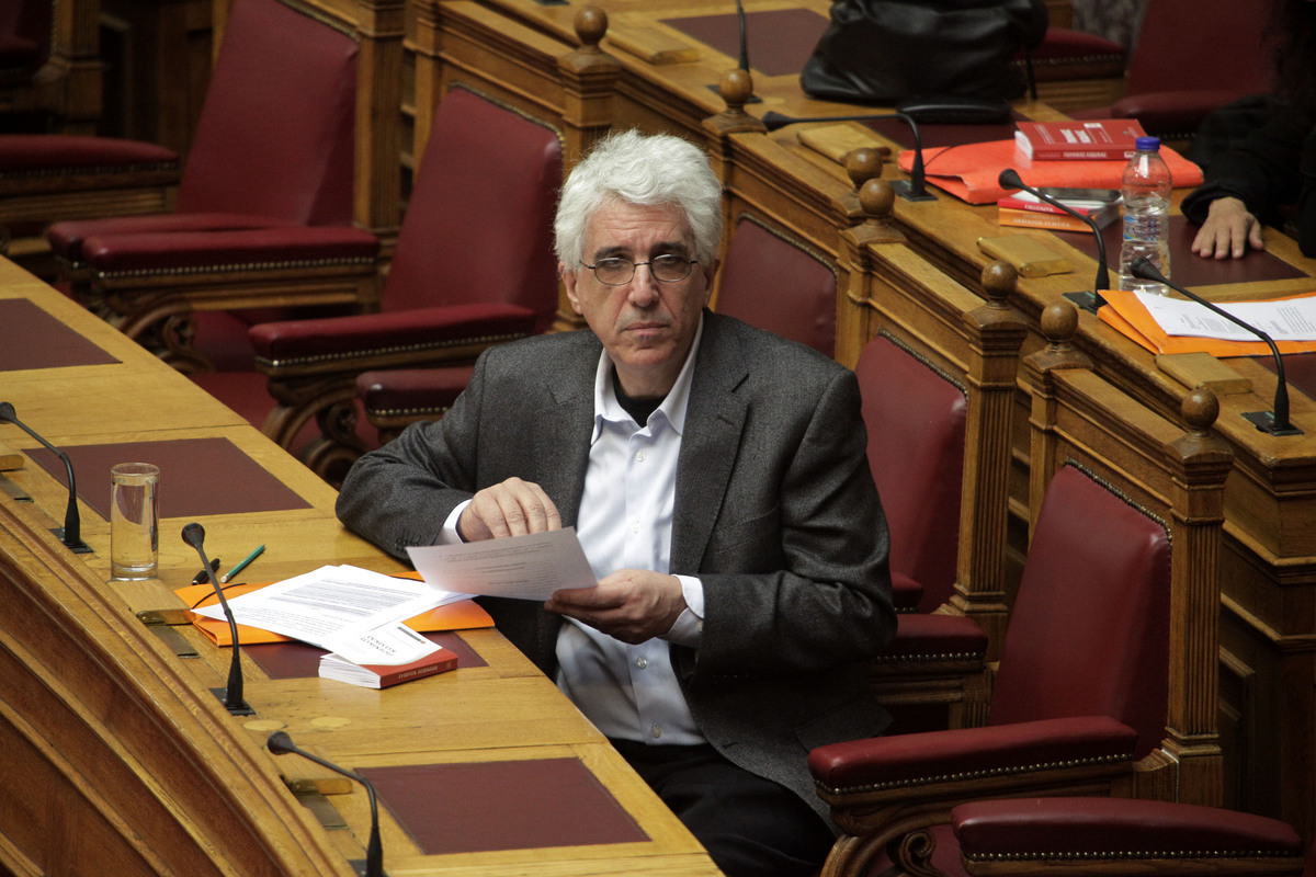 Διατηρείται ο “κουκουλονόμος” μόνο στις ληστείες, με μέτρο η λήψη DNA