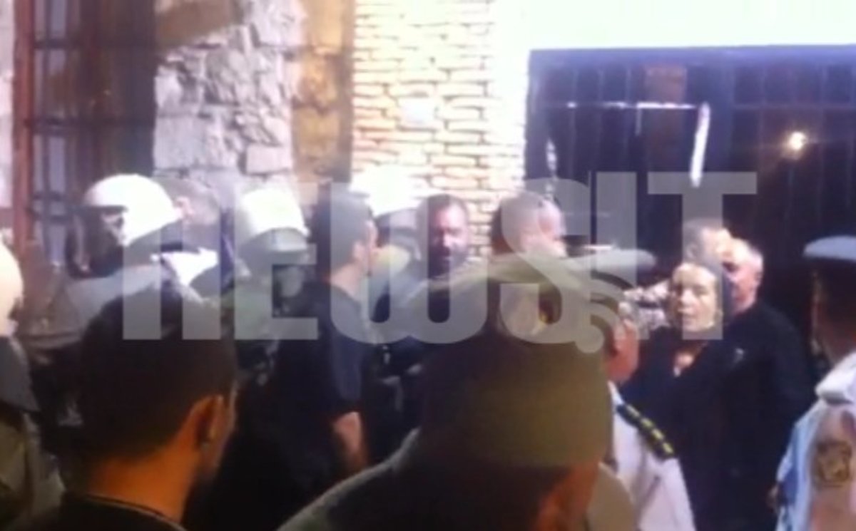 Αποδοκιμασίες για παράσταση