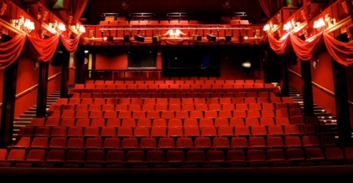 Απίστευτο περιστατικό σε παράσταση! «Βγάζει το εσώρουχο της και…»