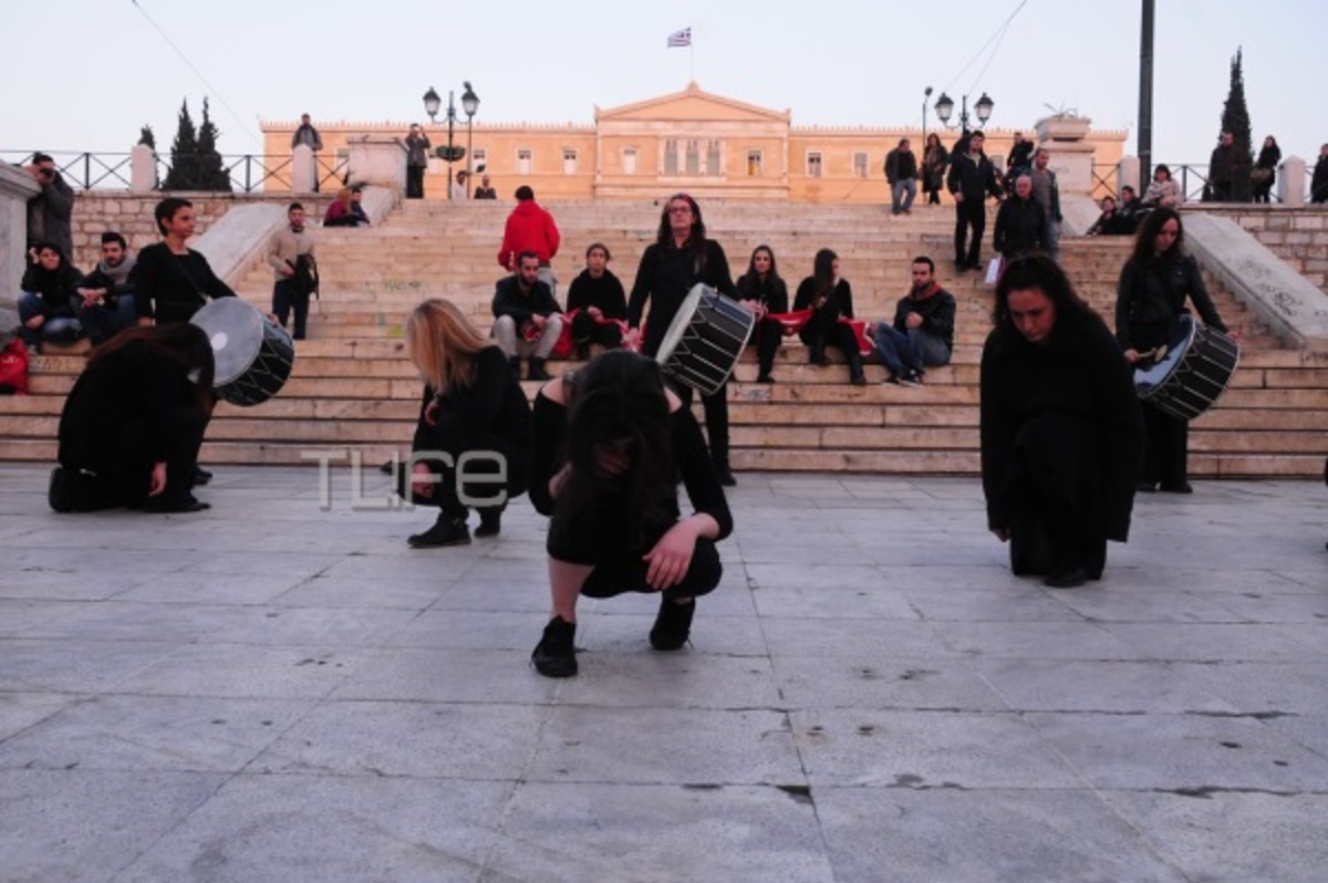 Οι γιατροί χωρίς σύνορα τίμησαν τις γυναίκες με παράσταση στην πλατεία Συντάγματος