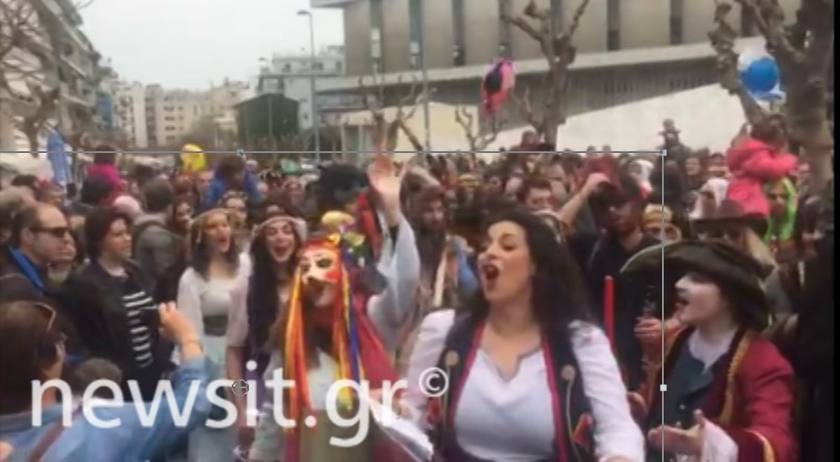 Παρέλαση καρναβαλιστών στην Πλάκα